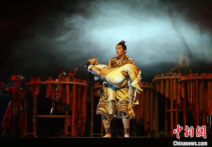 圖為《花腰竹女》演出劇照?！↑S興鴻 攝