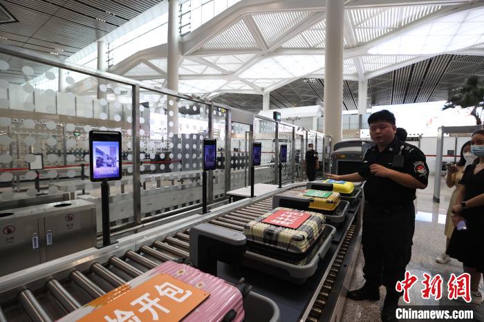 （高質(zhì)量發(fā)展調(diào)研行）探訪?？诿捞m國(guó)際機(jī)場(chǎng)封關(guān)運(yùn)作項(xiàng)目：將實(shí)現(xiàn)旅客“無感通關(guān)”