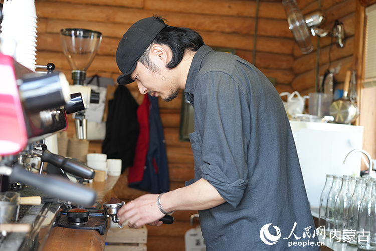 喻曉在小木屋中制作咖啡。人民網記者 李睿攝