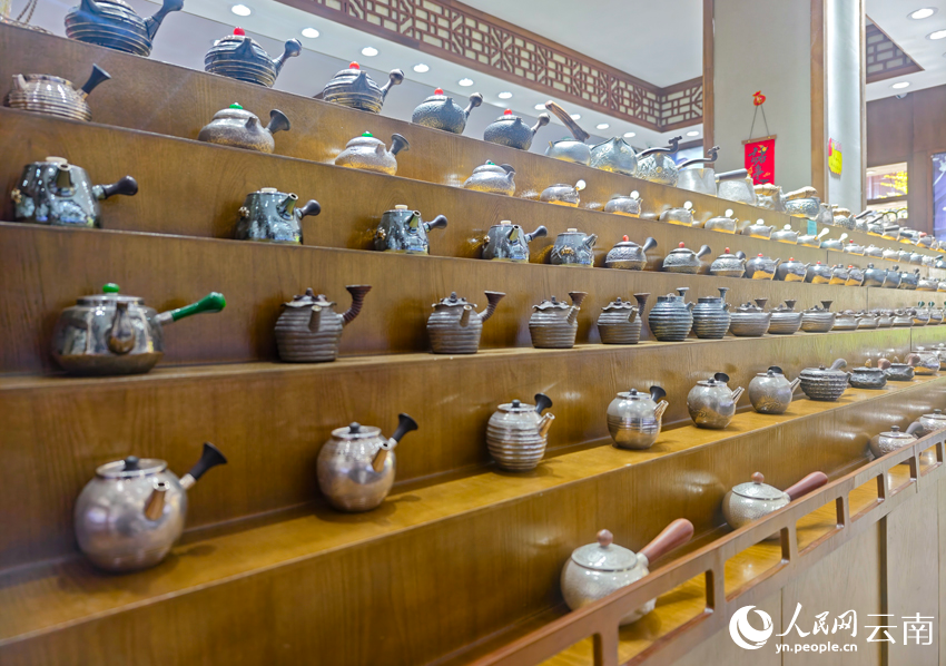 8新華村一家銀器店里的各類銀器。人民網(wǎng)記者 符皓攝