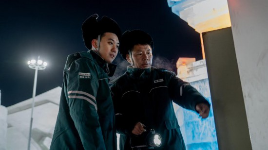 長春市冰雪新天地園區(qū)內(nèi)，長春市雙陽區(qū)供電公司工作人員正在檢查低壓配電箱。新華社記者 段續(xù) 攝