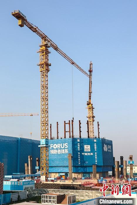 從完成頂層設(shè)計(jì)到如火如荼大規(guī)模建設(shè)，六年來，雄安新區(qū)如春天的竹子一般拔節(jié)生長(zhǎng)，這座承載千年大計(jì)的“未來之城”已雄姿初顯。從“一張白紙”開始著墨，如今的雄安新區(qū)已是濃墨重彩的“山水畫”。<a target='_blank' href='/'>中新社</a>記者近日走訪了雄安新區(qū)多地，從“藍(lán)綠金”三色感受這座“未來之城”的巨大變化。圖為7月19日，河北雄安新區(qū)，中國中化總部基地項(xiàng)目施工現(xiàn)場(chǎng)。 <a target='_blank' href='/'>中新社</a>記者 易海菲 攝