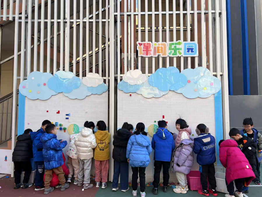 學(xué)生們?cè)谡n間樂(lè)園玩拼圖。人民網(wǎng) 白炅攝