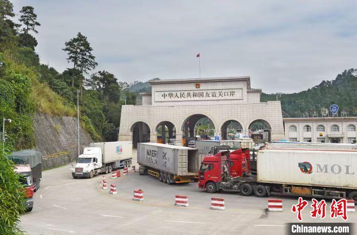 圖為中越邊境廣西憑祥市友誼關(guān)口岸?！{祥融媒體中心供圖
