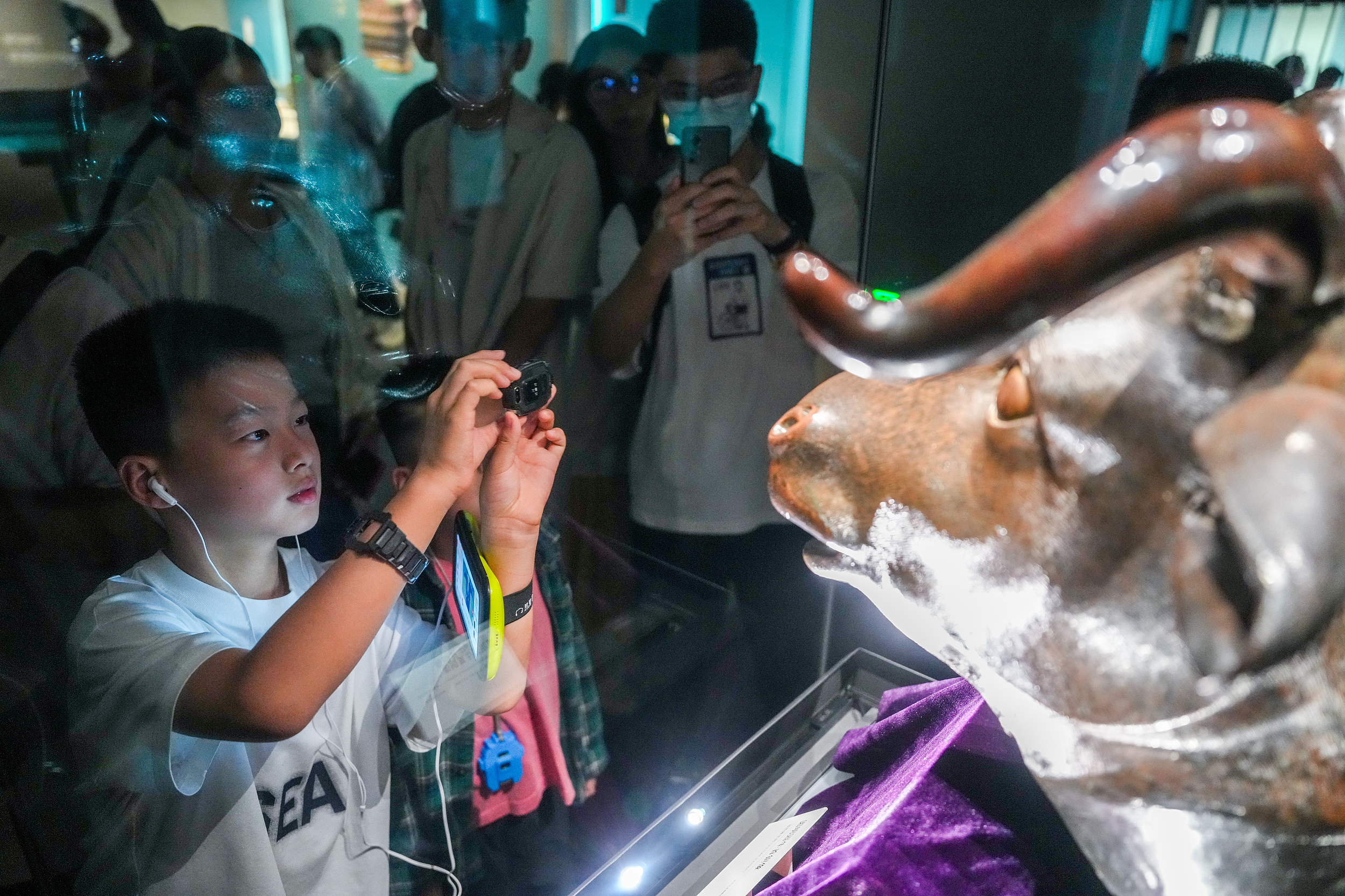 2025年6月，參加研學(xué)游的孩子在安徽博物院蜀山館參觀圓明園牛首銅像。（圖片來源：視覺中國）