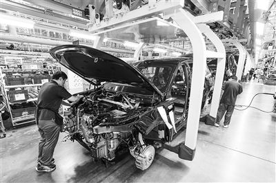 某新能源汽車智能制造基地總裝車間，工作人員正在工作。新華社記者 李博 攝