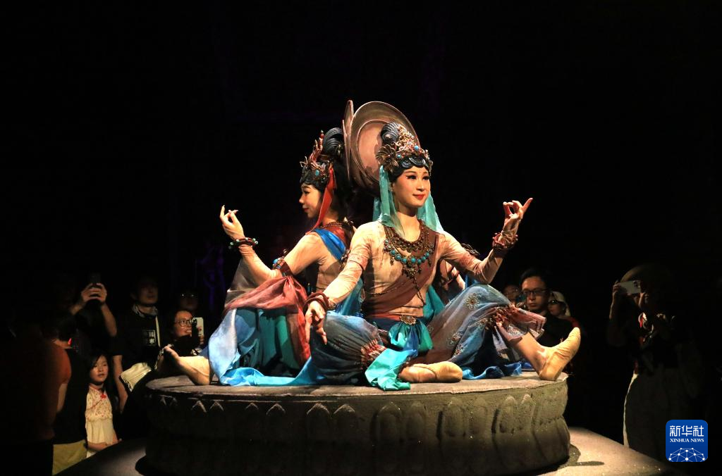 8月5日晚，游客在甘肅省敦煌市觀看大型洞窟式沉浸體驗劇《樂動敦煌》。 新華社發(fā)（張曉亮 攝）