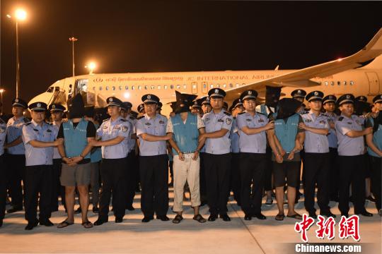 被押解回蓉的犯罪嫌疑人?！“苍?攝