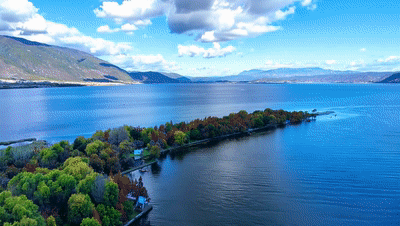 大理洱海畔。