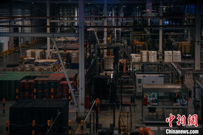 基地依托數(shù)字技術(shù)打造“黑燈工廠”?！±钅宪?攝