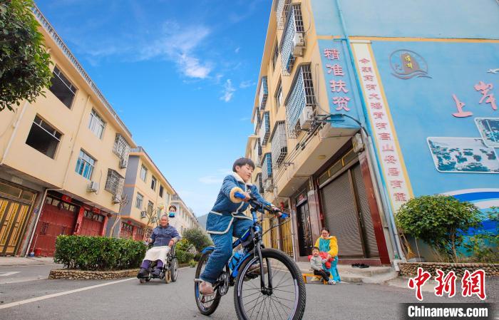 溪邳村一角?！菓c堂 攝