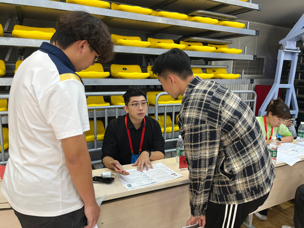 招聘會(huì)上，老師為畢業(yè)生開展就業(yè)指導(dǎo)。校方供圖