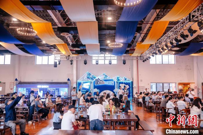 圖為基地內(nèi)的慕尼黑餐廳?！±钅宪?攝