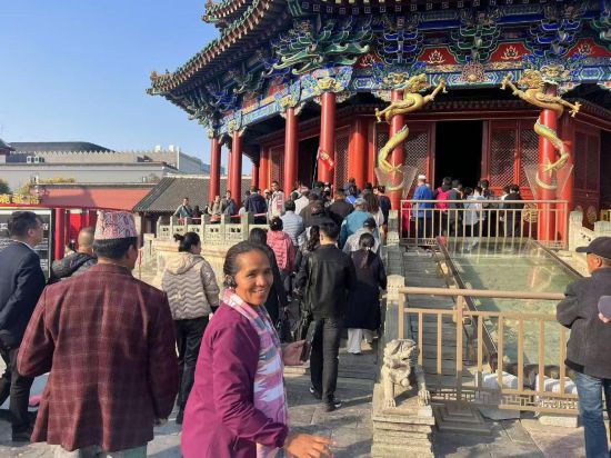 10月16日，到訪遼寧沈陽的尼泊爾外賓在沈陽故宮參觀。新華社記者 洪可潤 攝。