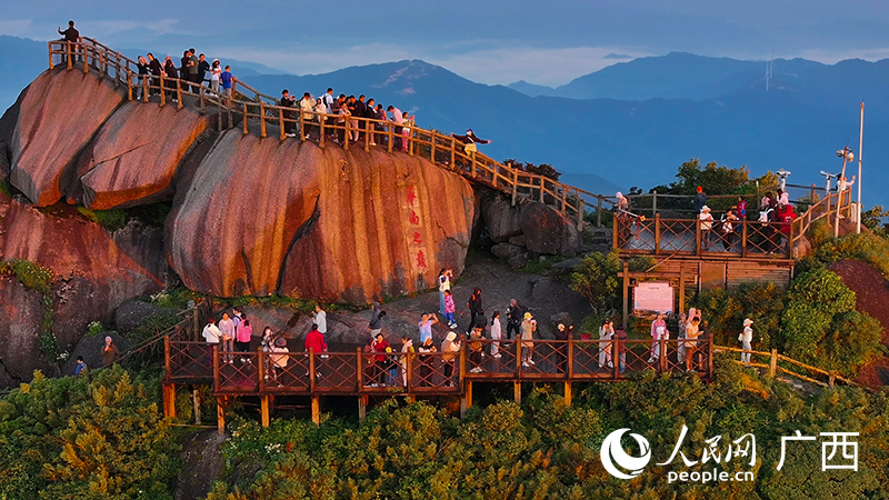 游客在觀賞日出。人民網(wǎng) 雷琦竣攝