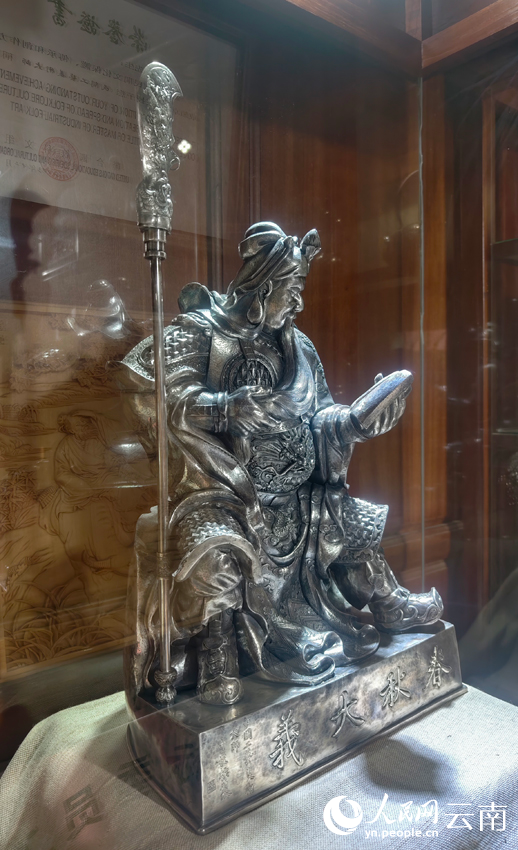 5寸發(fā)標(biāo)制作的關(guān)公像。人民網(wǎng)記者 符皓攝