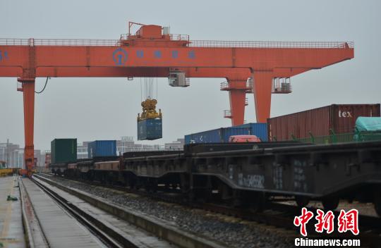 圖為：中歐班列吊裝?！⊥鮿?攝