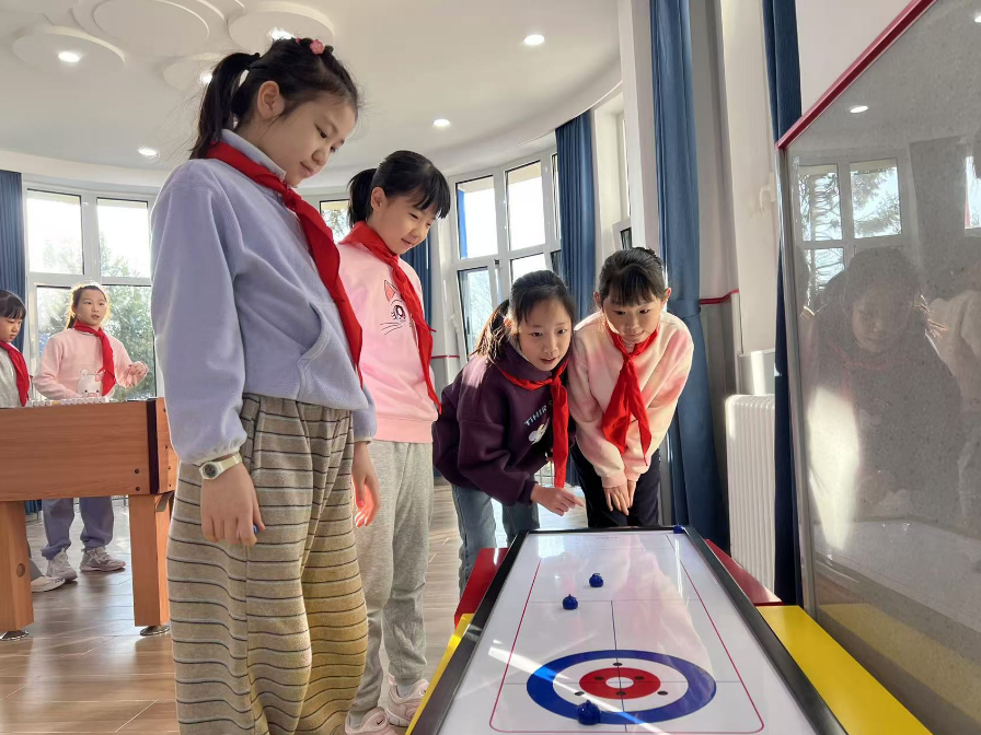 學(xué)生們?cè)谏傧汝?duì)大廳進(jìn)行課間活動(dòng)。人民網(wǎng) 白炅攝