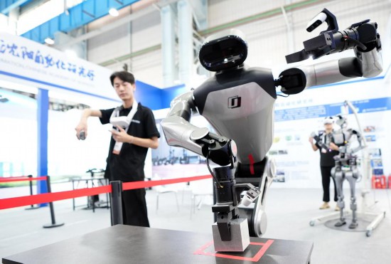 9月5日,在沈陽(yáng)的2025全球工業(yè)互聯(lián)網(wǎng)大會(huì)的展覽區(qū)現(xiàn)場(chǎng),中國(guó)科學(xué)院沈陽(yáng)自動(dòng)化研究所的機(jī)器人工程師在調(diào)試具身智能操作系統(tǒng)。新華社記者 李鋼 攝