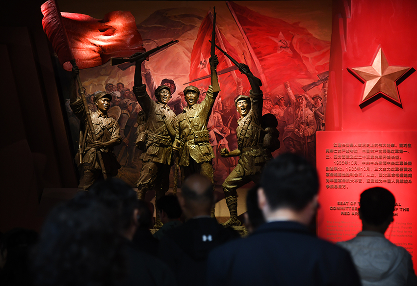 圖為2024年5月9日，游客在延安革命紀(jì)念館參觀。 新華社記者 張博文 攝