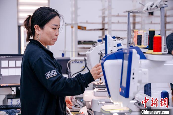 莆田鞋企通過快速打樣線，實(shí)現(xiàn)個(gè)性化訂制。　李南軒 攝