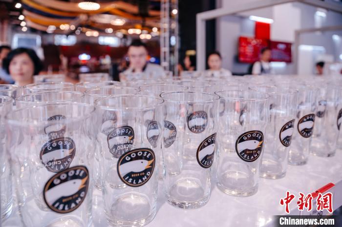 基地內(nèi)，各式啤酒文化周邊產(chǎn)品在出售?！±钅宪?攝