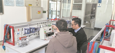 圖為哈爾濱工程大學(xué)教師指導(dǎo)學(xué)生開展新工科課程的實驗項目。受訪者供圖