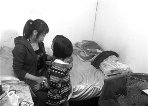 小梅現(xiàn)在只身帶著女兒，生活困難 圖片來(lái)源：溫州網(wǎng)