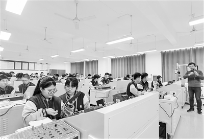 保定市職業(yè)技術(shù)教育中心職普融通實驗班的學(xué)生在上電工技術(shù)課。陳汝健攝