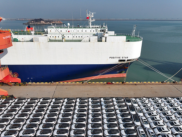 在江蘇省連云港,中國生產的汽車正加緊裝船出口海外。