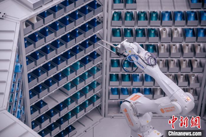 車間里，鞋楦配送機械臂在有序工作。　李南軒 攝