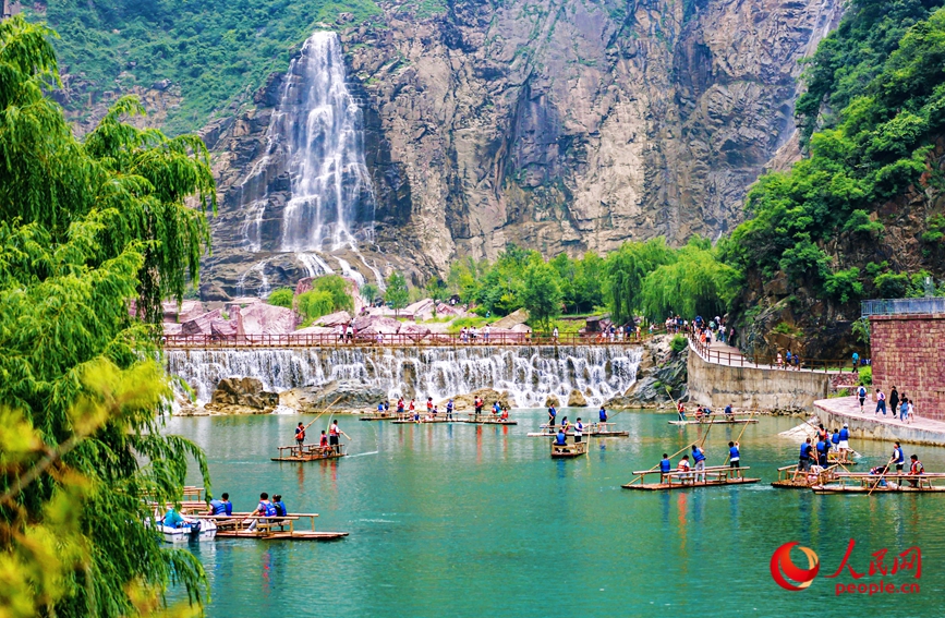 泛舟水上，成為酷熱夏季的一個避暑良方。人民網(wǎng)記者 王佩攝