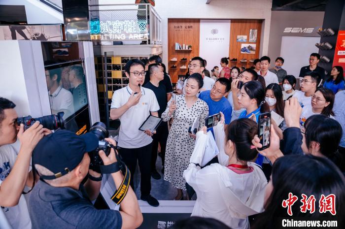 在定制鞋門店，顧客只需往腳型測(cè)量?jī)x器上一站，幾秒后就會(huì)出具一份詳盡的腳型報(bào)告?！±钅宪?攝