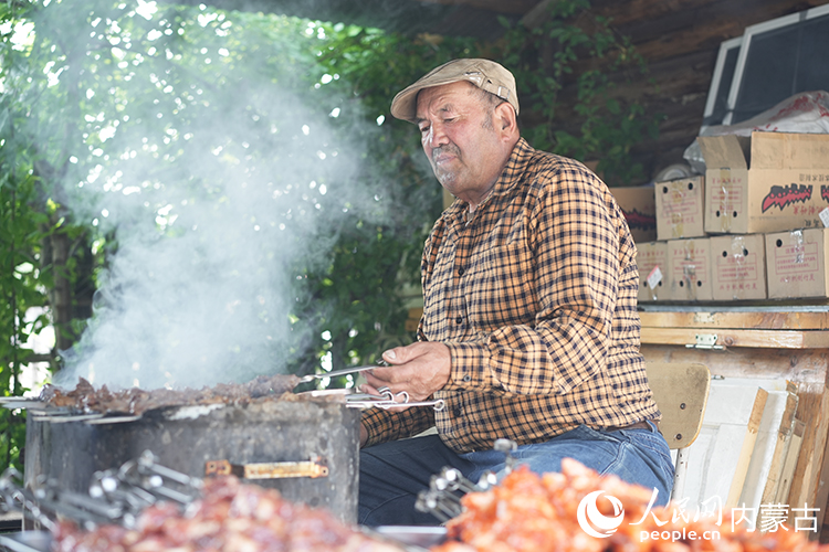 孫金花家庭小院內，正在烤制肉串。人民網記者 李睿攝