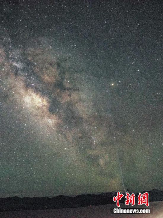 圖為6月20日晚游客在西藏阿里暗夜公園,與銀河“合影”。曹枝清 攝