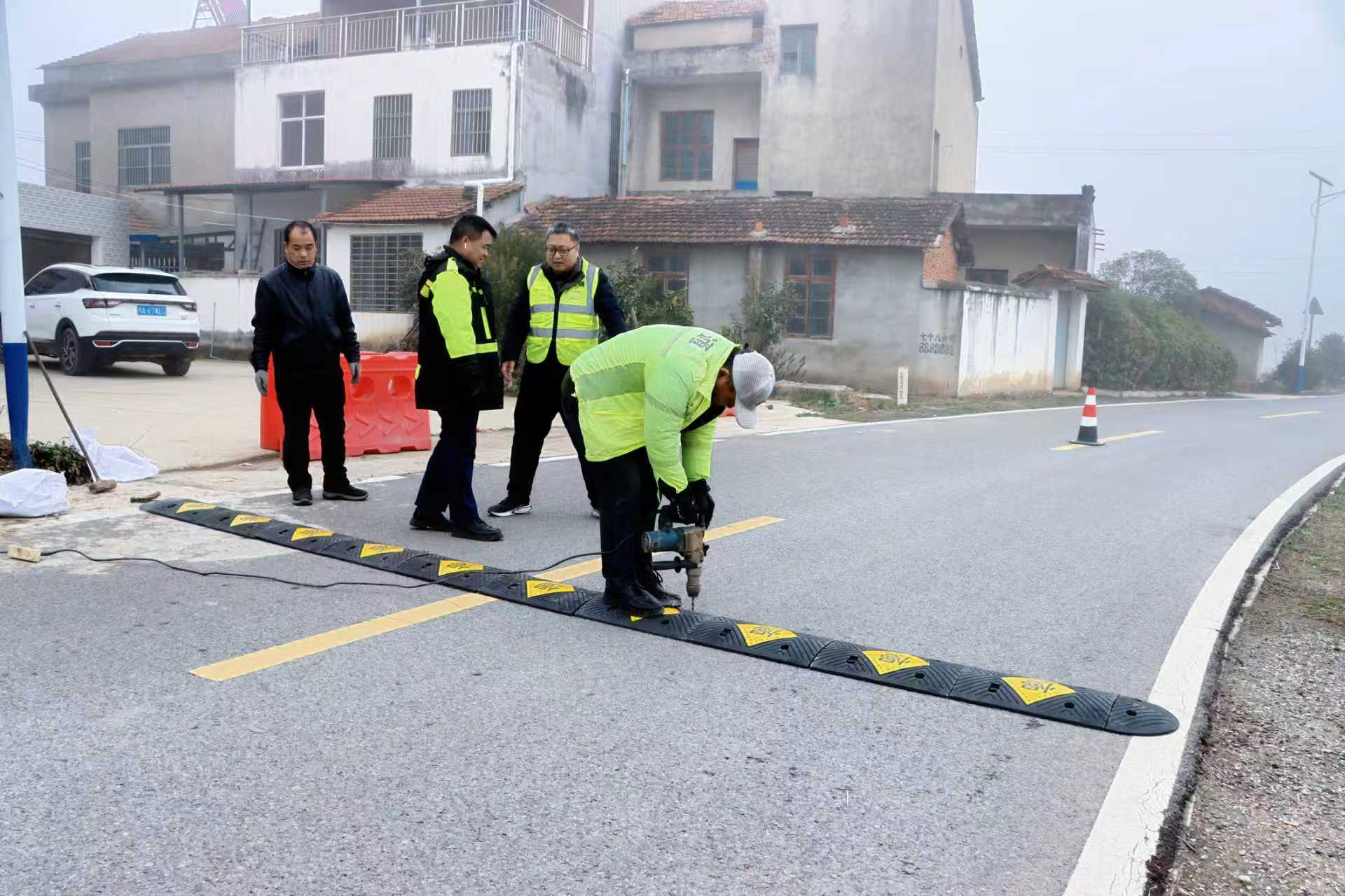 養(yǎng)護(hù)工對(duì)農(nóng)村公路進(jìn)行日常巡查、養(yǎng)護(hù)。受訪方供圖