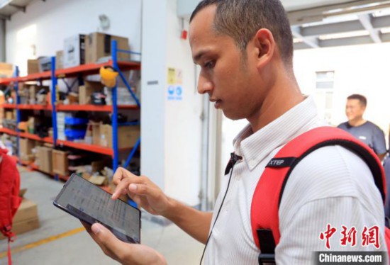 4日下午，西南交通大學(xué)孟加拉國留學(xué)生Zahidul Alam正借助“AI學(xué)伴”學(xué)習(xí)AI。 中新社記者 王磊 攝