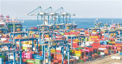 “新泉州”輪在山東港口青島港自動(dòng)化碼頭（三期）的作業(yè)現(xiàn)場(chǎng)。山東港口青島港供圖