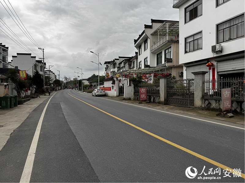 寬敞的S347公路穿過(guò)瞻淇村。人民網(wǎng)記者 胡雨松攝