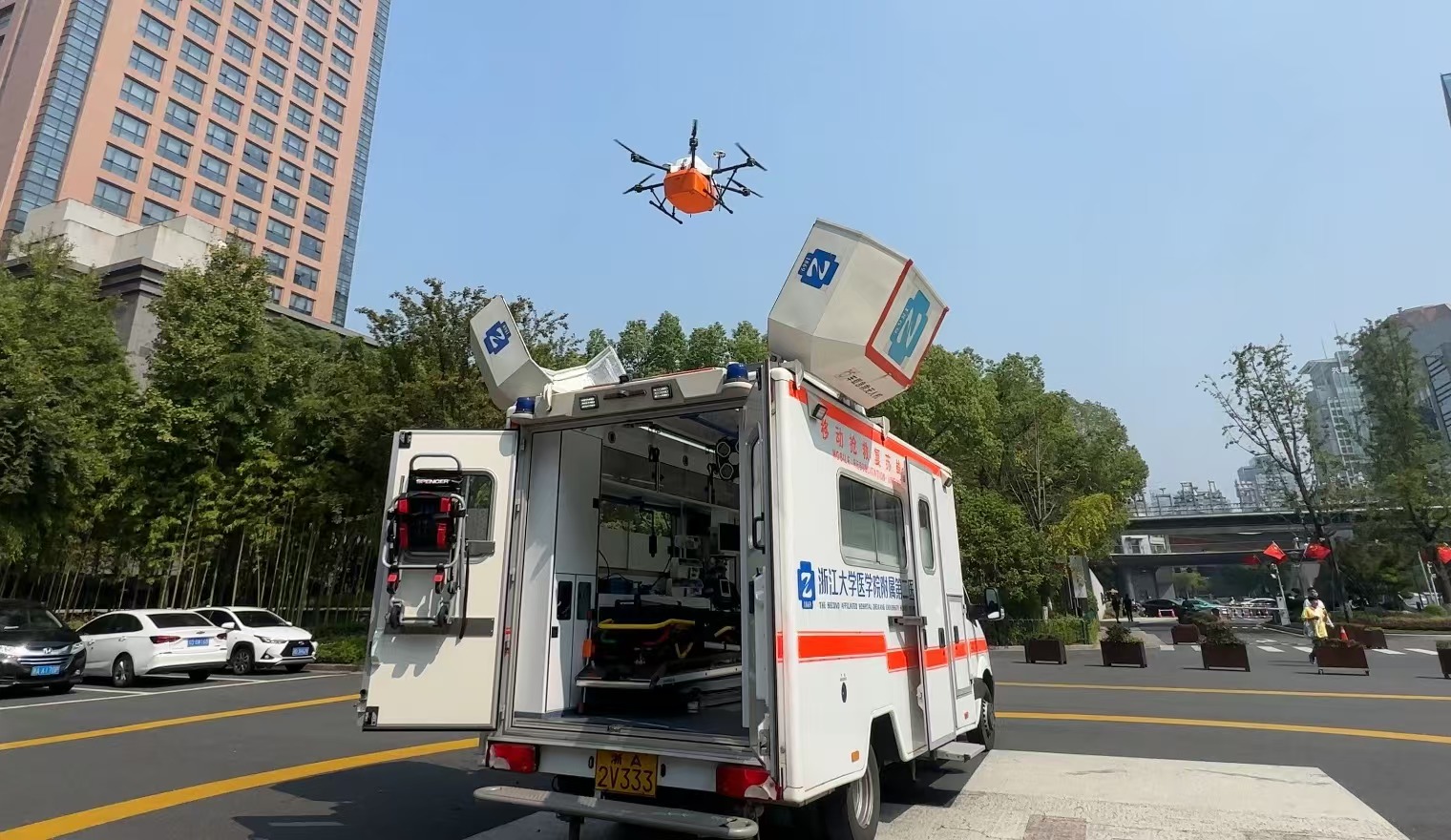 浙江大學醫(yī)學院附屬第二醫(yī)院5G急救車搭載的無人機正在起飛。人民網(wǎng)記者 申佳平攝
