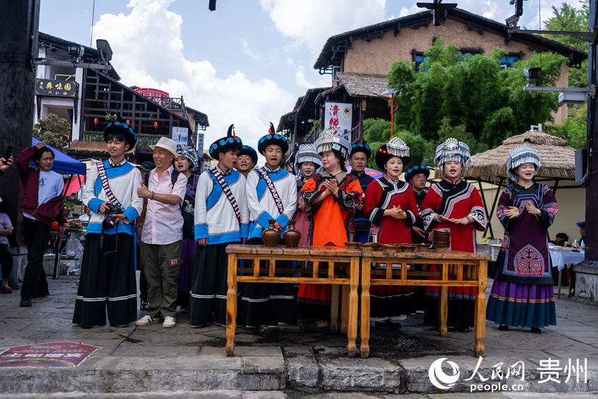 海坪文化小鎮(zhèn)里熱情的彝家“攔門酒”。人民網記者 涂敏攝