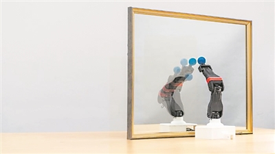 圖為機(jī)器人觀察自己在鏡子中的倒影,學(xué)習(xí)自身的形態(tài)和運(yùn)動(dòng)學(xué),實(shí)現(xiàn)自主模擬。圖片來(lái)源:美國(guó)哥倫比亞大學(xué)