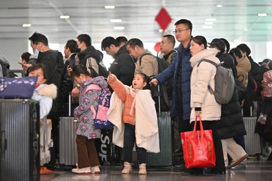 2月3日，家長帶領(lǐng)小朋友在北京豐臺(tái)站排隊(duì)檢票。新華社記者 宋為偉 攝