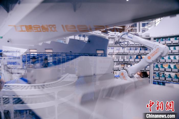 定制鞋自動(dòng)化生產(chǎn)車間一角?！±钅宪?攝