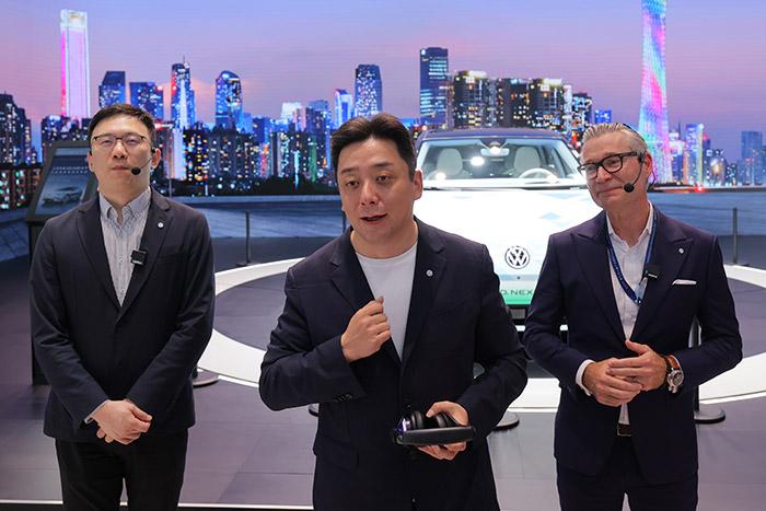 11月17日，上汽大眾汽車有限公司銷售與市場執(zhí)行副總經(jīng)理、上海上汽大眾汽車銷售有限公司總經(jīng)理俞經(jīng)民(中間)參加廣州車展展臺活動。 上汽大眾 供圖