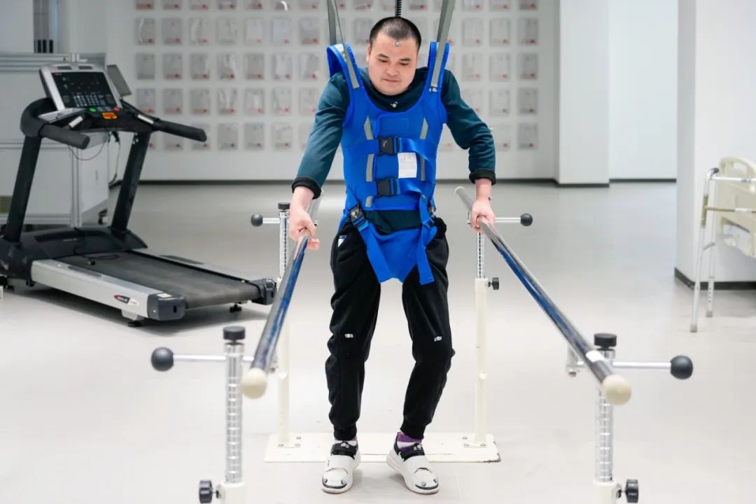在術后第14天，患者依靠自身運動意圖行走。復旦大學供圖