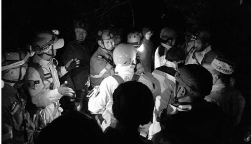 救援隊在龍山搜尋。