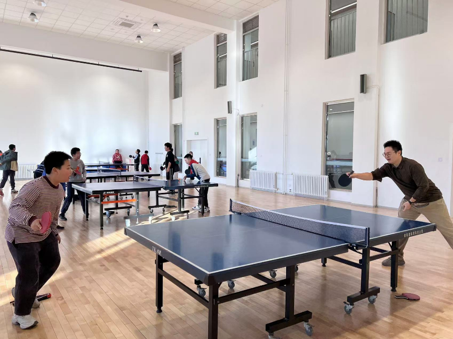 老師和學(xué)生在課間打乒乓球。人民網(wǎng) 白炅攝