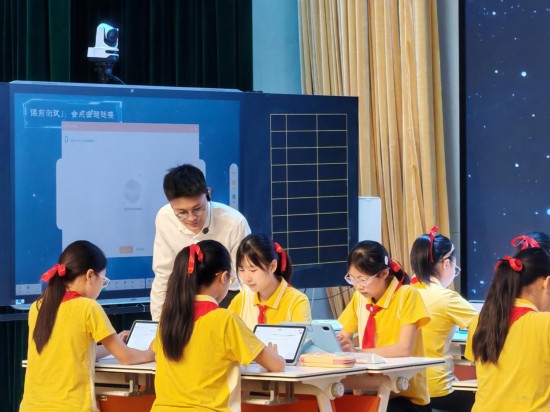 重慶科學(xué)城樹人思賢小學(xué)校教師執(zhí)教“S2C”示范課。