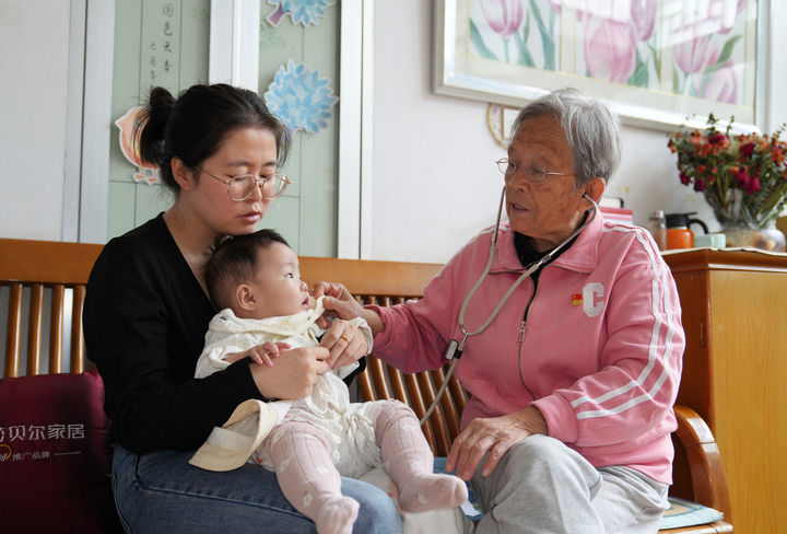 2024年9月10日，在陜西省榆林市佳縣，路生梅在自己的住所為患兒聽(tīng)診。新華社記者 吳鴻波 攝